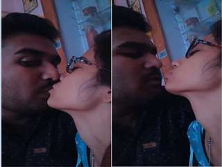 Today Exclusive- Hot Desi Lover OutDoor Kissing