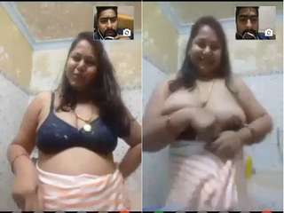 Today Exclusive-Sexy Cheating Bhabhi Showing her Big Boob to Lover On Video Call
