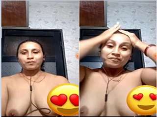 Today Exclusive-Sexy Desi Wife Showing Her Boobs On Video Call