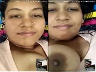 Today Exclusive- Horny Desi Bhabhi Showing Her Boobs on Video Call