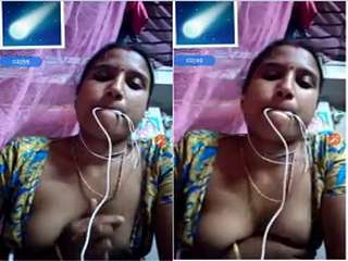 Today Exclusive- Sexy Boudi Showing Her boobs On Video Call